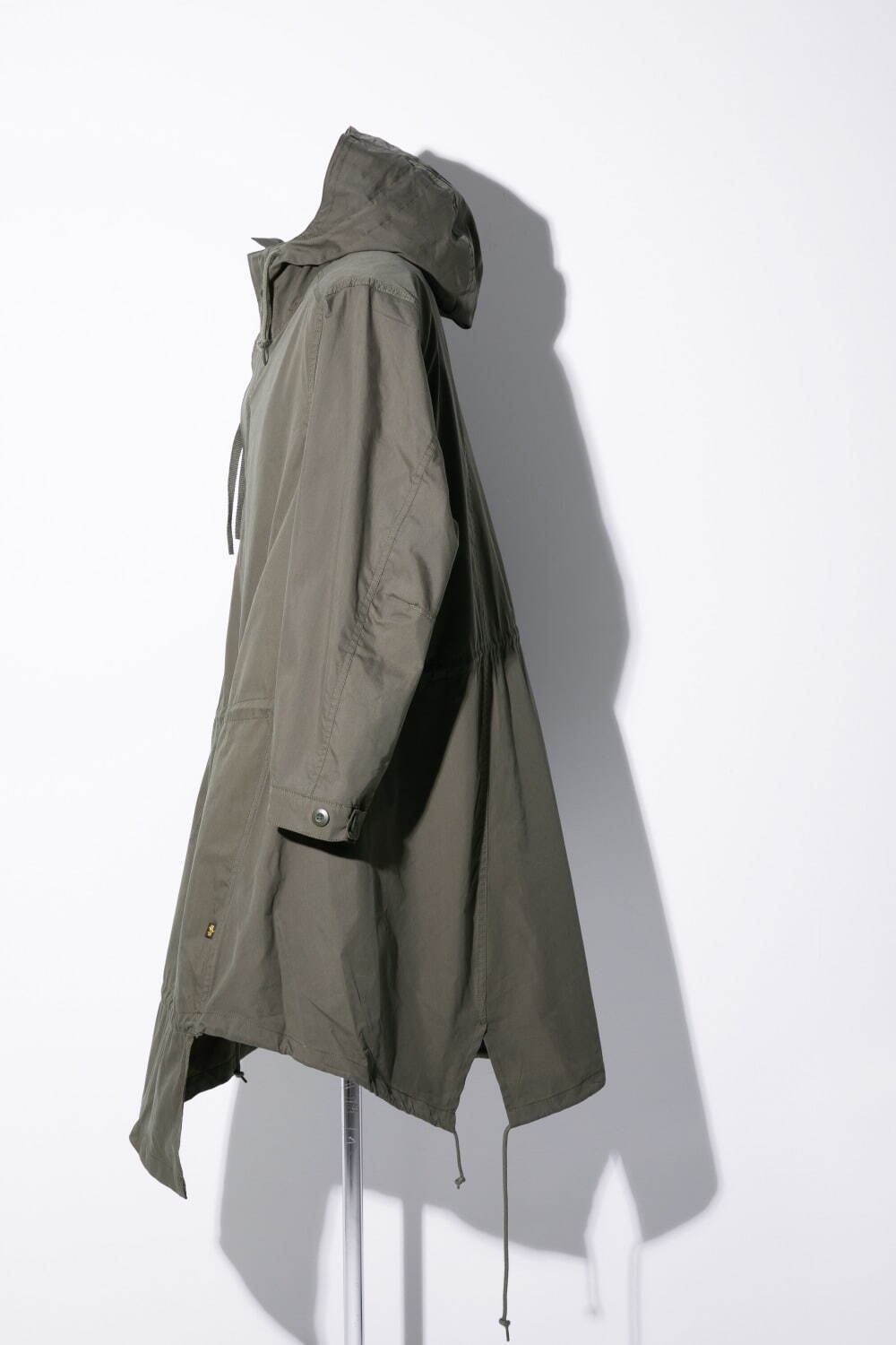 コム デ ギャルソンのCDG×アルファ インダストリーズ、斜行デザインの