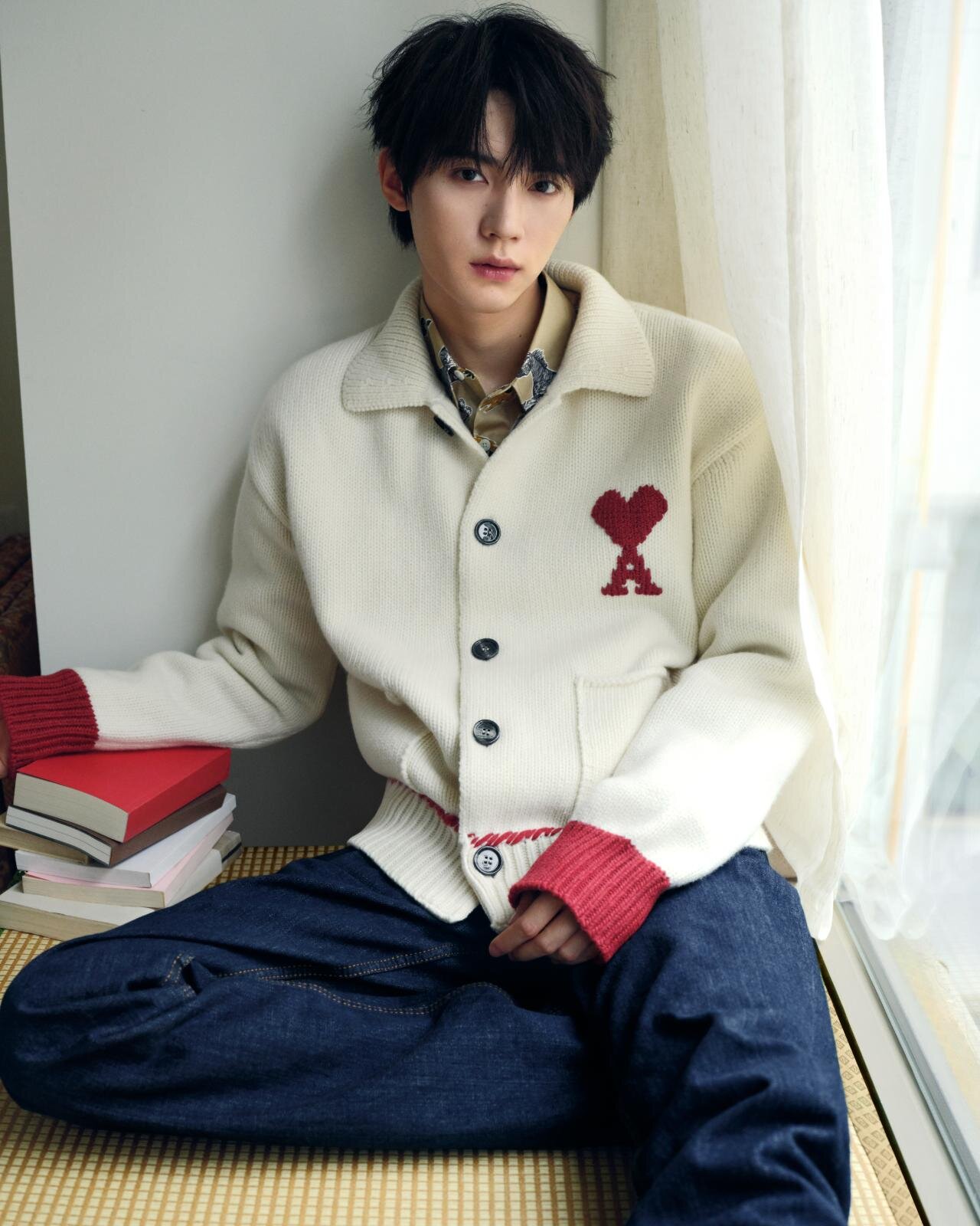 アミ パリス“ハートロゴ＆駆ける馬柄”ニット、夕景着想のこっくり