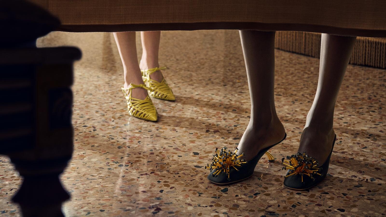 フェラガモ”彫刻”のような斜めヒールのミュール、ガラスビジューを飾っ