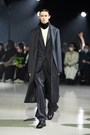 イレニサの新作、構築的なシルエットのチェスターコート