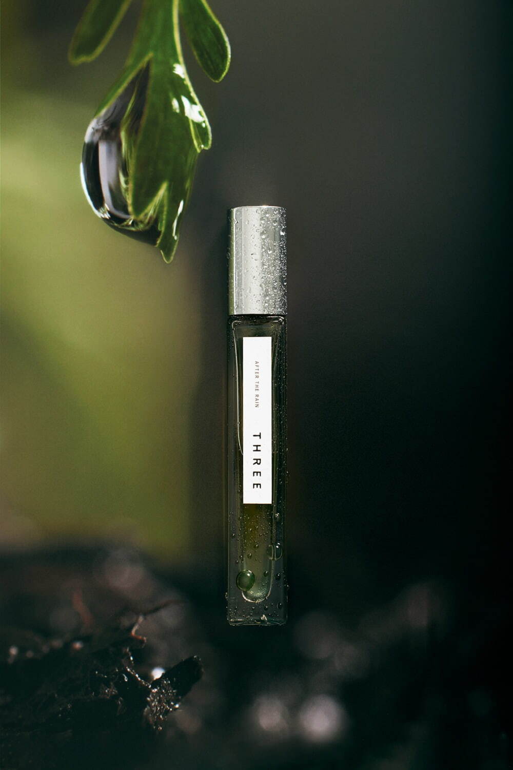 THREEの香水「エッセンシャルセンツ」に24年夏の香り、“雨上がりの大地