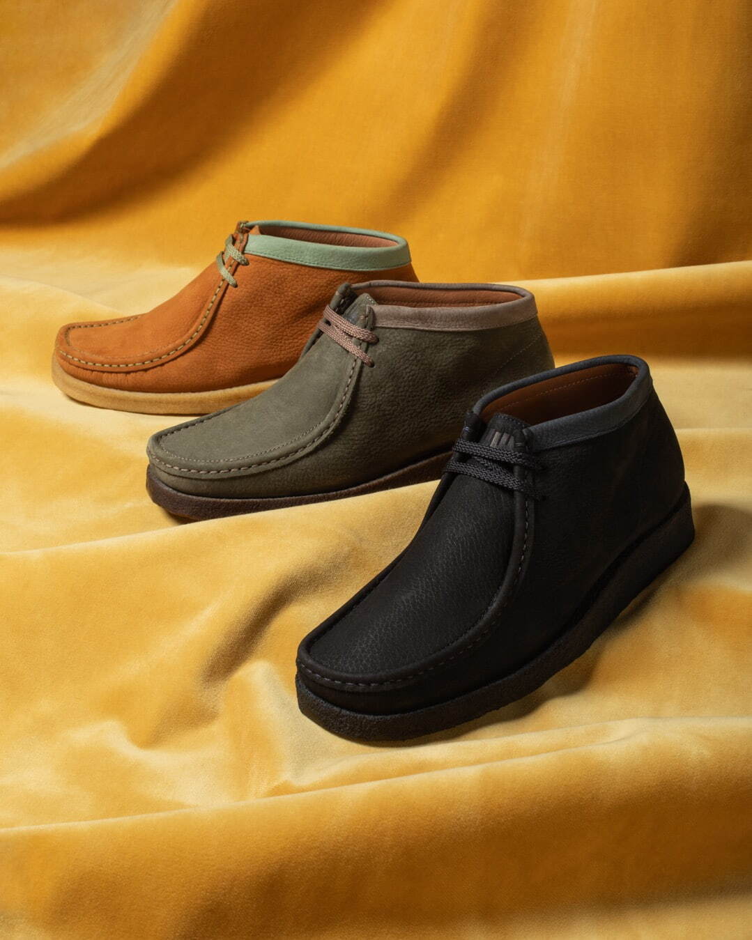 アンディフィーテッド×パドモア＆バーンズのモカシンブーツ、伸縮素材