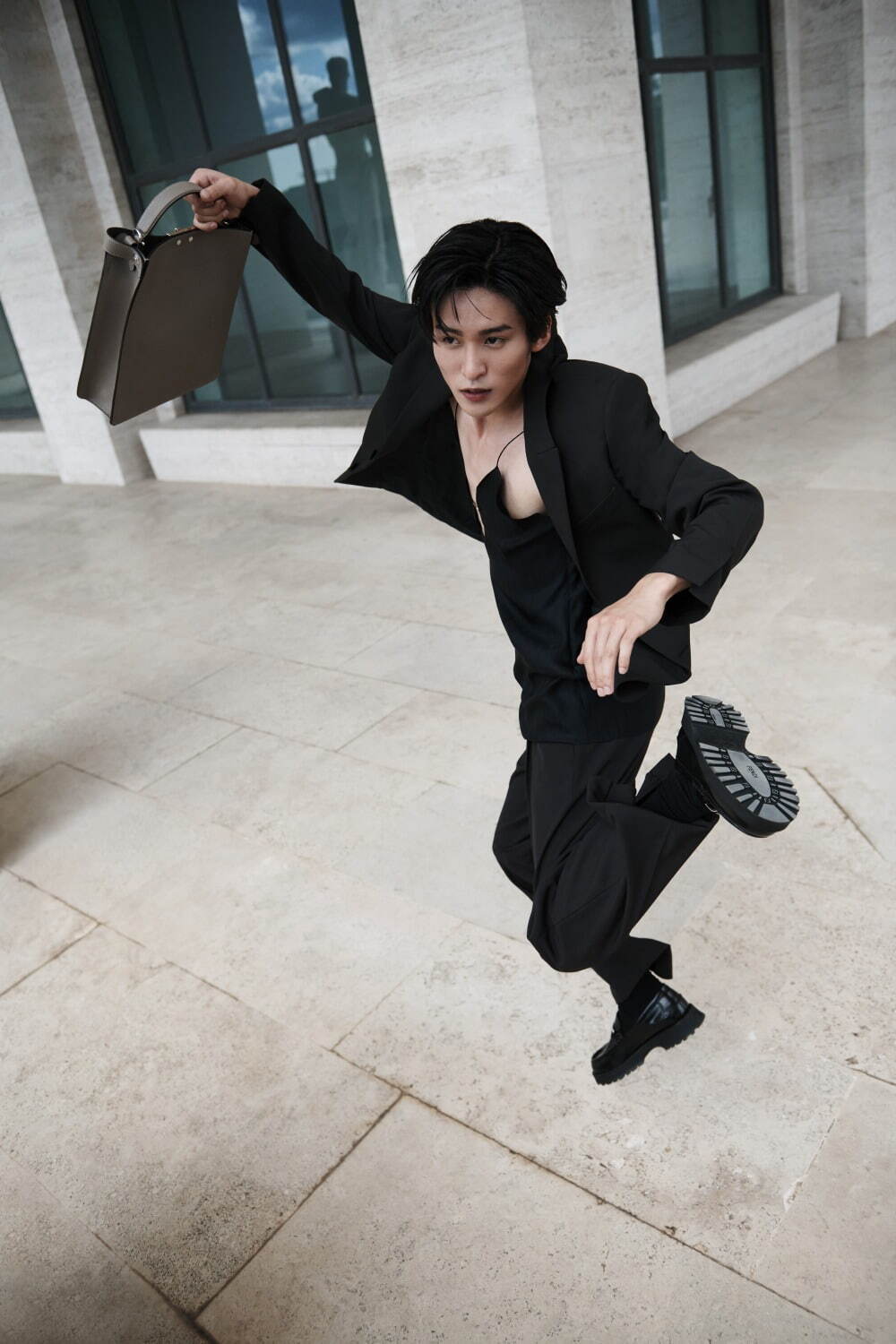 Snow Man目黒蓮が纏うフェンディ23年冬ルック、濃紺の“FF”ロゴモチーフ