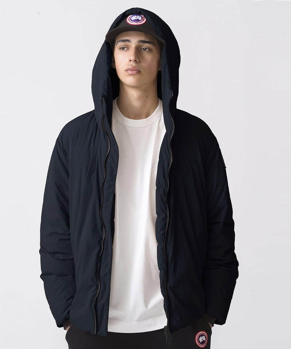 カナダグースのユニセックスダウンジャケット、スタンドカラー＆フード