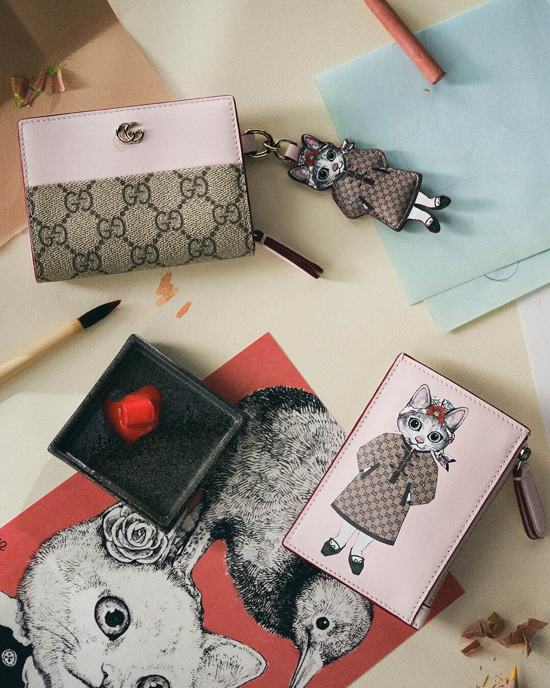 グッチ、ヒグチユウコが描く“ねこのボー＆ボリス”主役のバッグや