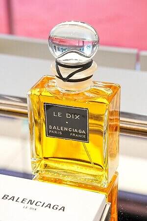 バレンシアガ10種のフレグランスコレクションを発表、メゾン初の香水を