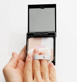 B.A25年夏コスメ、スキンケア発想の“光ツヤ肌”フェイスパウダー誕生