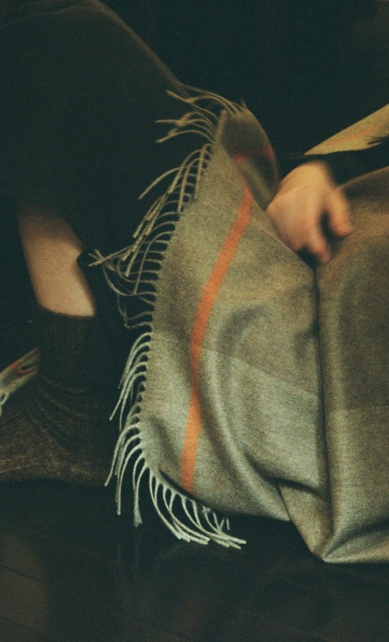 ジョンストンズ×フィルメランジェの別注ストール、巻き方で表情が