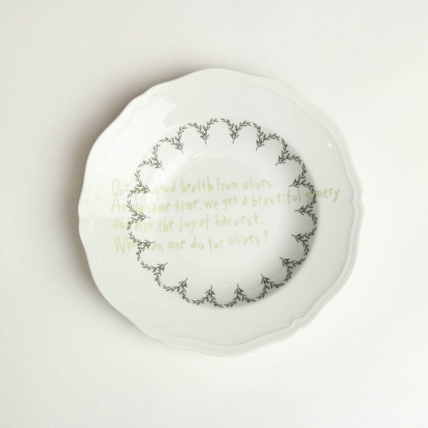 ミナ ペルホネン皆川明×リチャード ジノリの“手書きプリント”テーブル