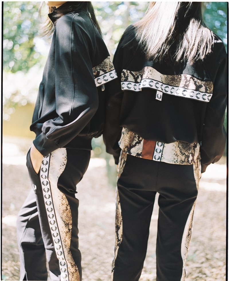 フレッドペリー × アカネ ウツノミヤ、パイソン柄Tシャツやオーバー