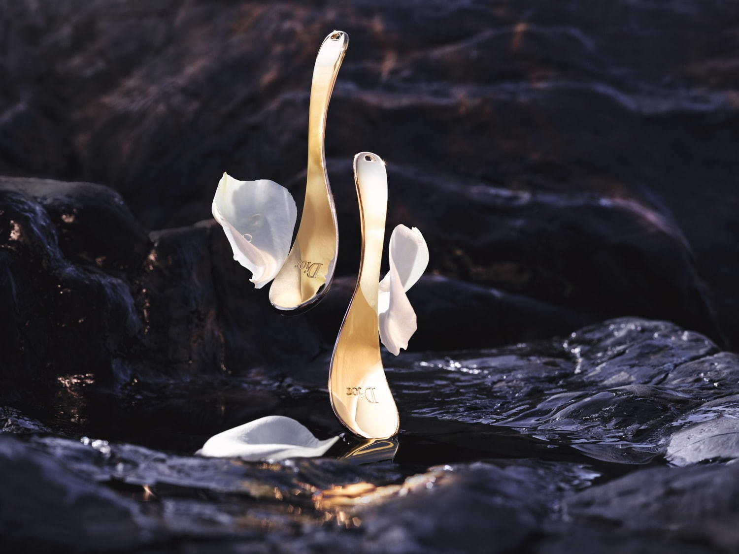 ディオールから“花びら型”金のマッサージ アプリケーター