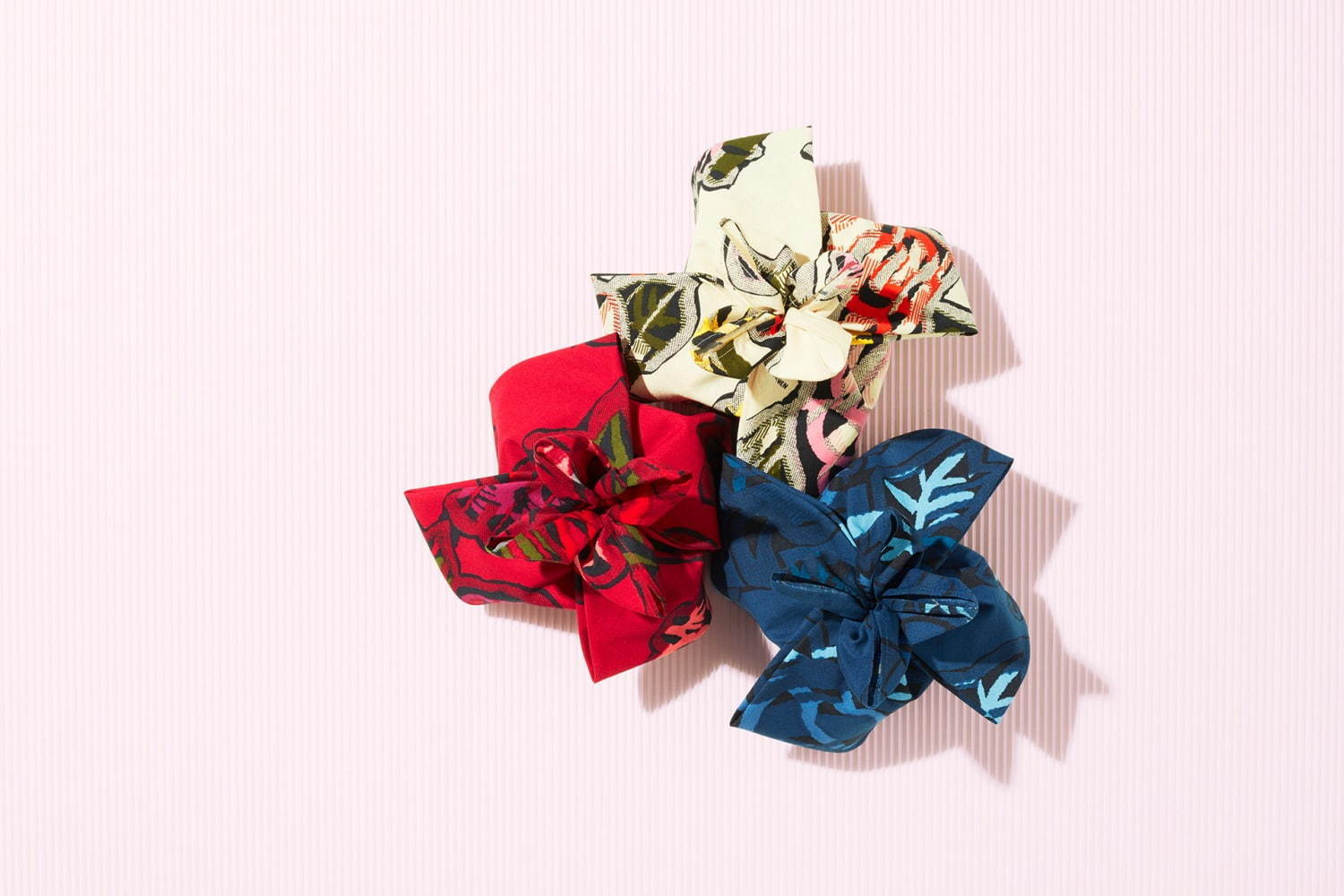 イッセイ ミヤケ メンからバレンタイン向け”花”モチーフ限定ソックス