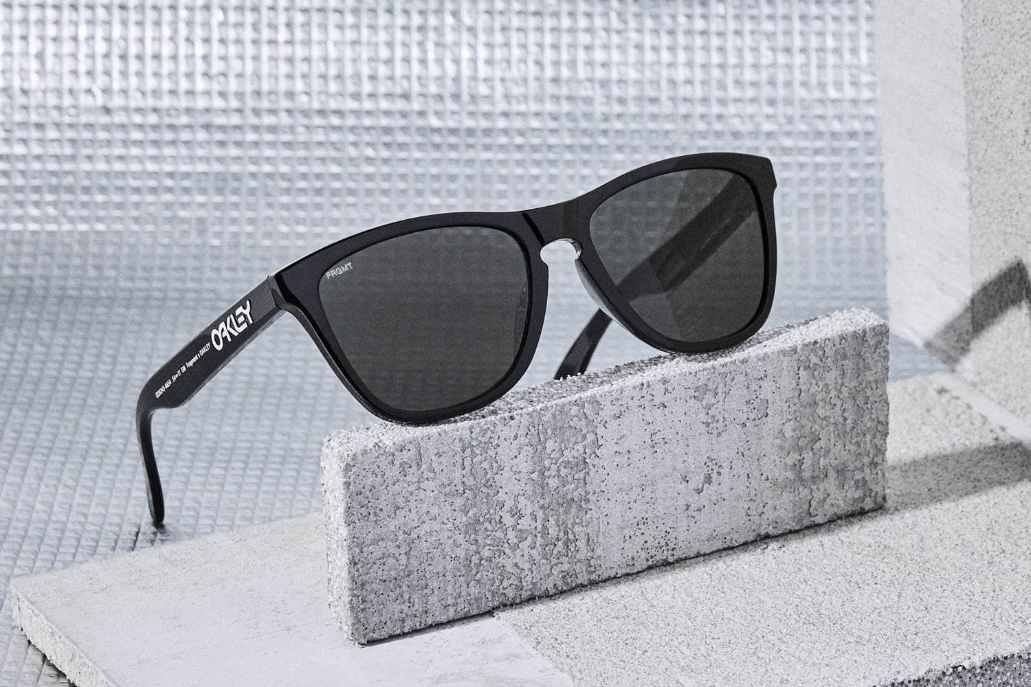 オークリー×藤原ヒロシのフラグメント新作、ロゴ入りアイウェア