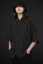 ピエール カルダン×モンキータイム、アイコニックな総柄プリントの