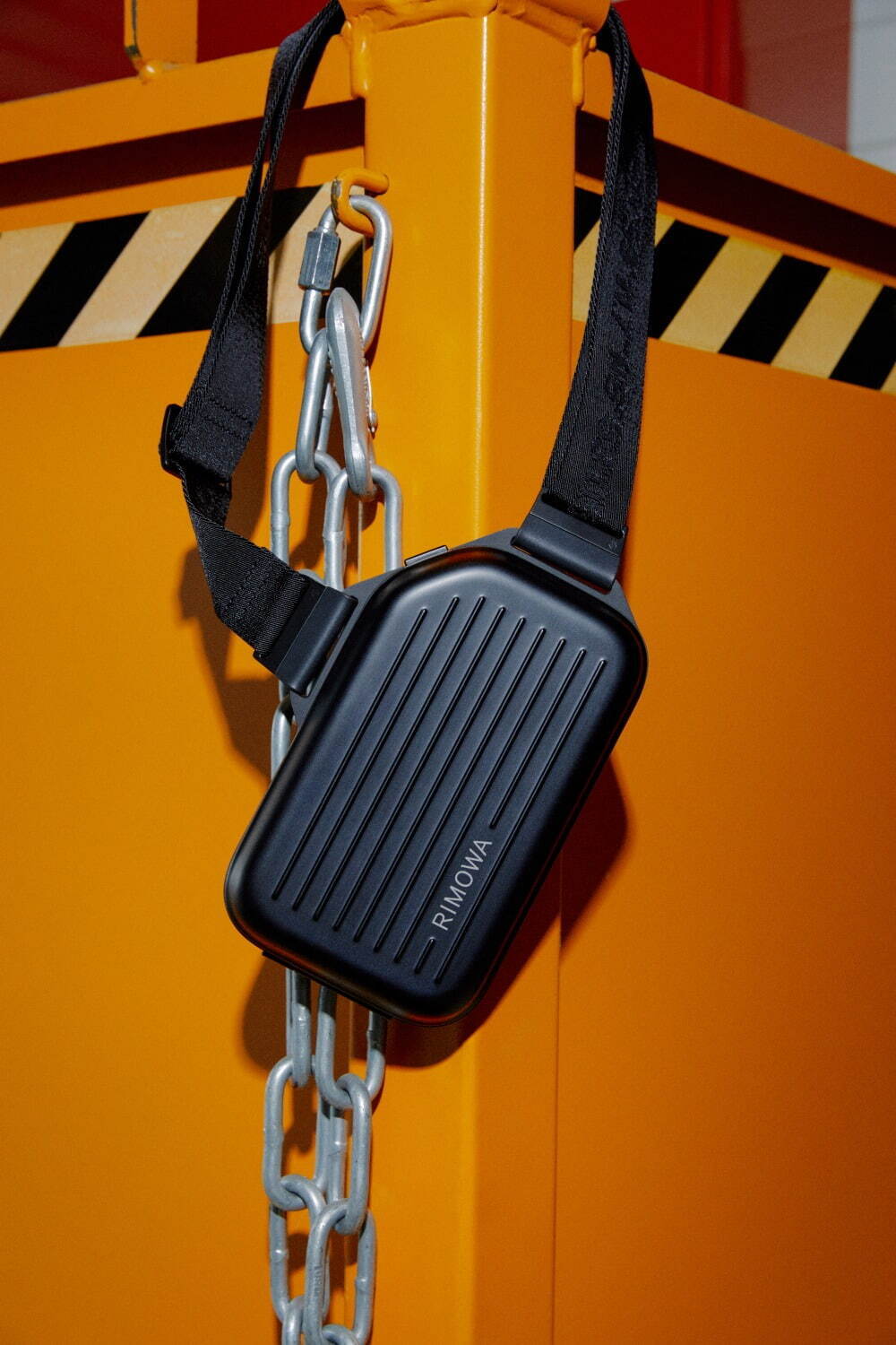 リモワ新バッグ“アルミニウムボディ”の縦型ショルダー＆ハンドバッグ