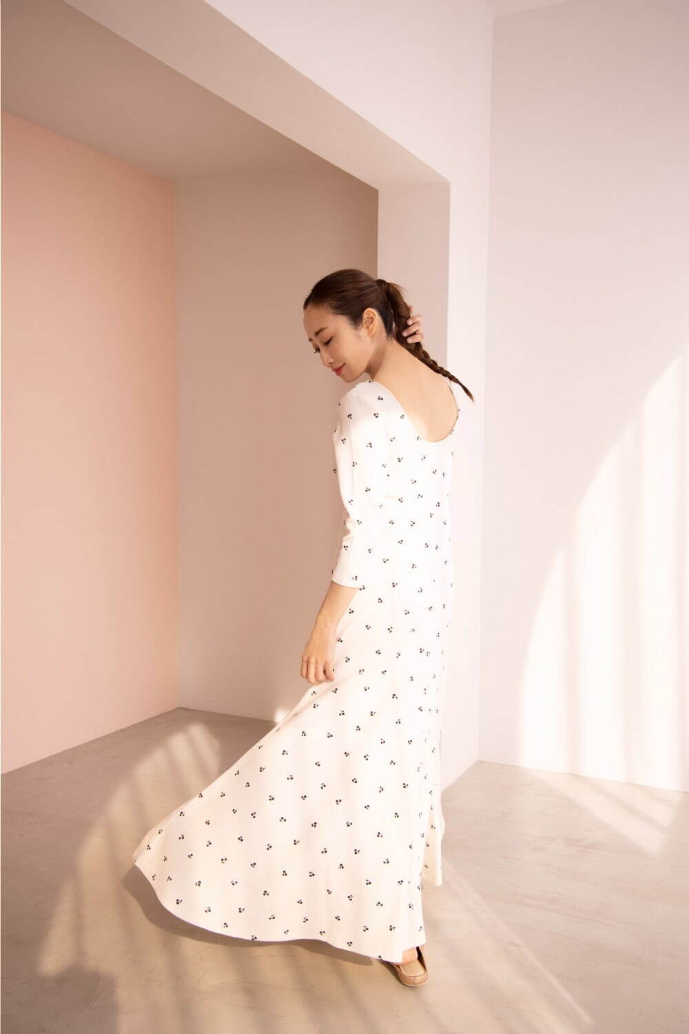 スナイデル ホーム新作“チェリー柄”ルームウェアワンピや猫ヘア