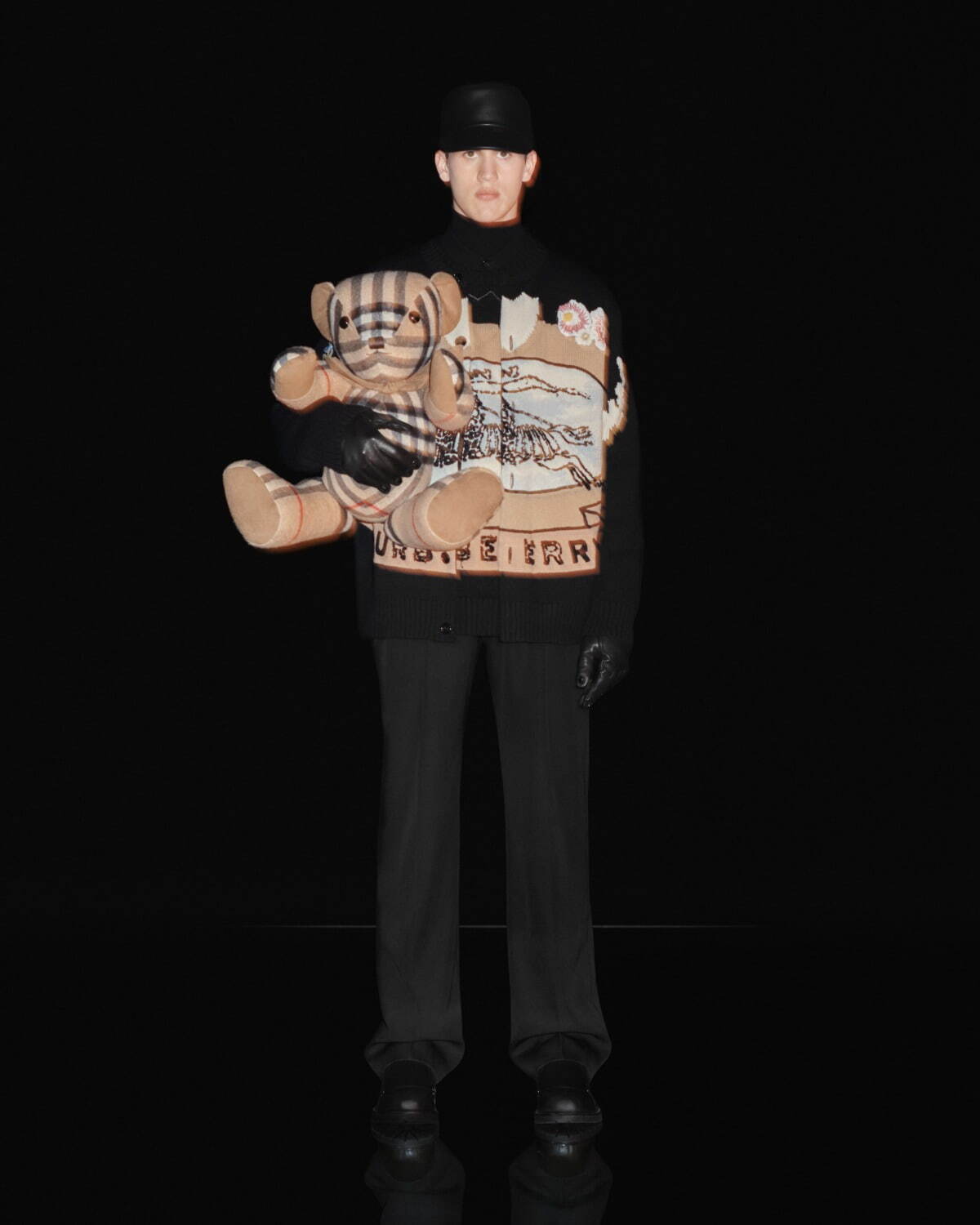 バーバリー新作、”ロゴ入りトグル”のチェックダッフルコート＆馬上の