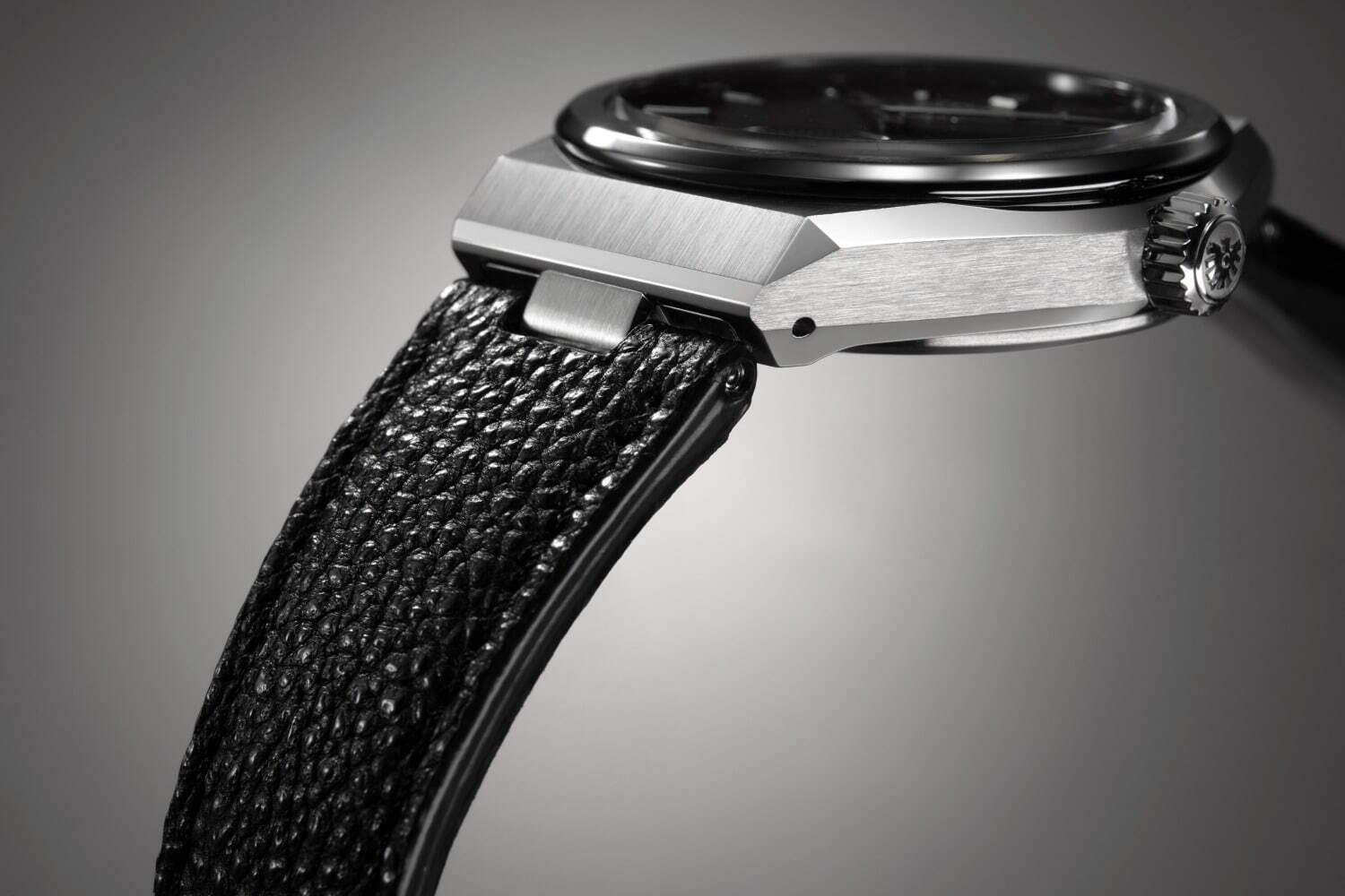 ザ・シチズンから日本の甲冑に着想を得た限定腕時計、重厚なブラック