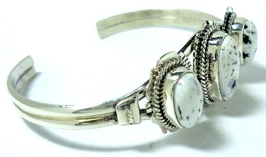 ホワイトバッファロー・バングル・ブレスレット・インディアンジュエリー