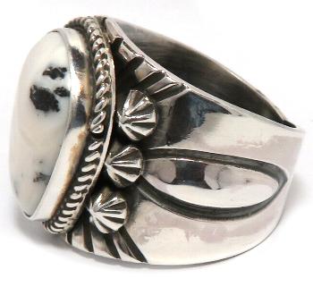 ホワイトバッファロー リング ナバホ族製作の ホワイト系 インディアン