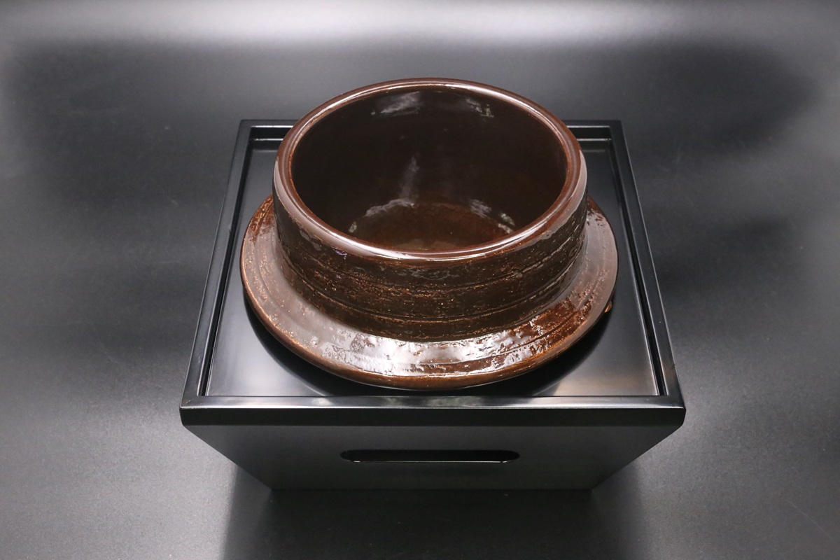 雲井窯 飴釉 五合 ご飯羽釜鍋 木蓋 台付き-歌舞伎ナイフ