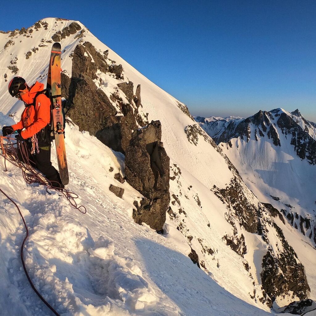 山スキー。アルパイントレッカー・クランポン.雪山登山。 山スキー