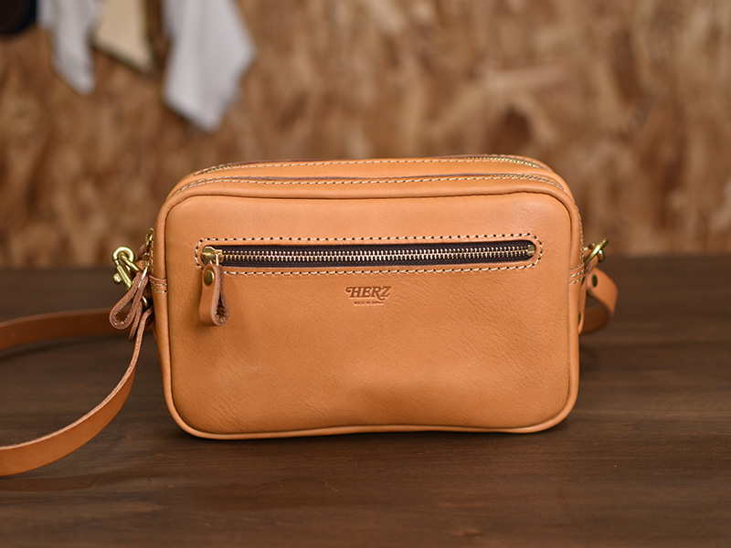 多ポケットで快適、二部屋ソフトショルダー(CK-8)｜革鞄・革小物のHERZ