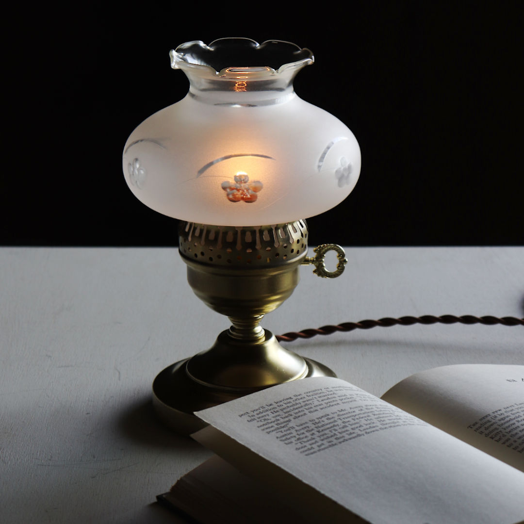 USAヴィンテージフロストガラス製フリルチムニー付テーブルランプ