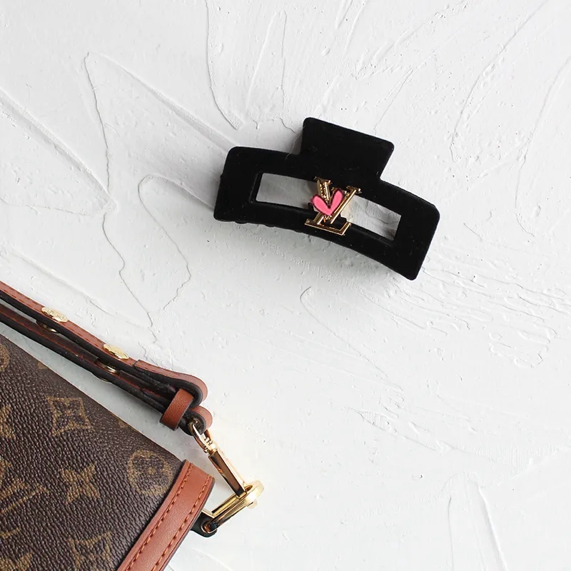 ヴィトン LV ヘアクリップ アクセサリー 髪留め ブランド シンプル