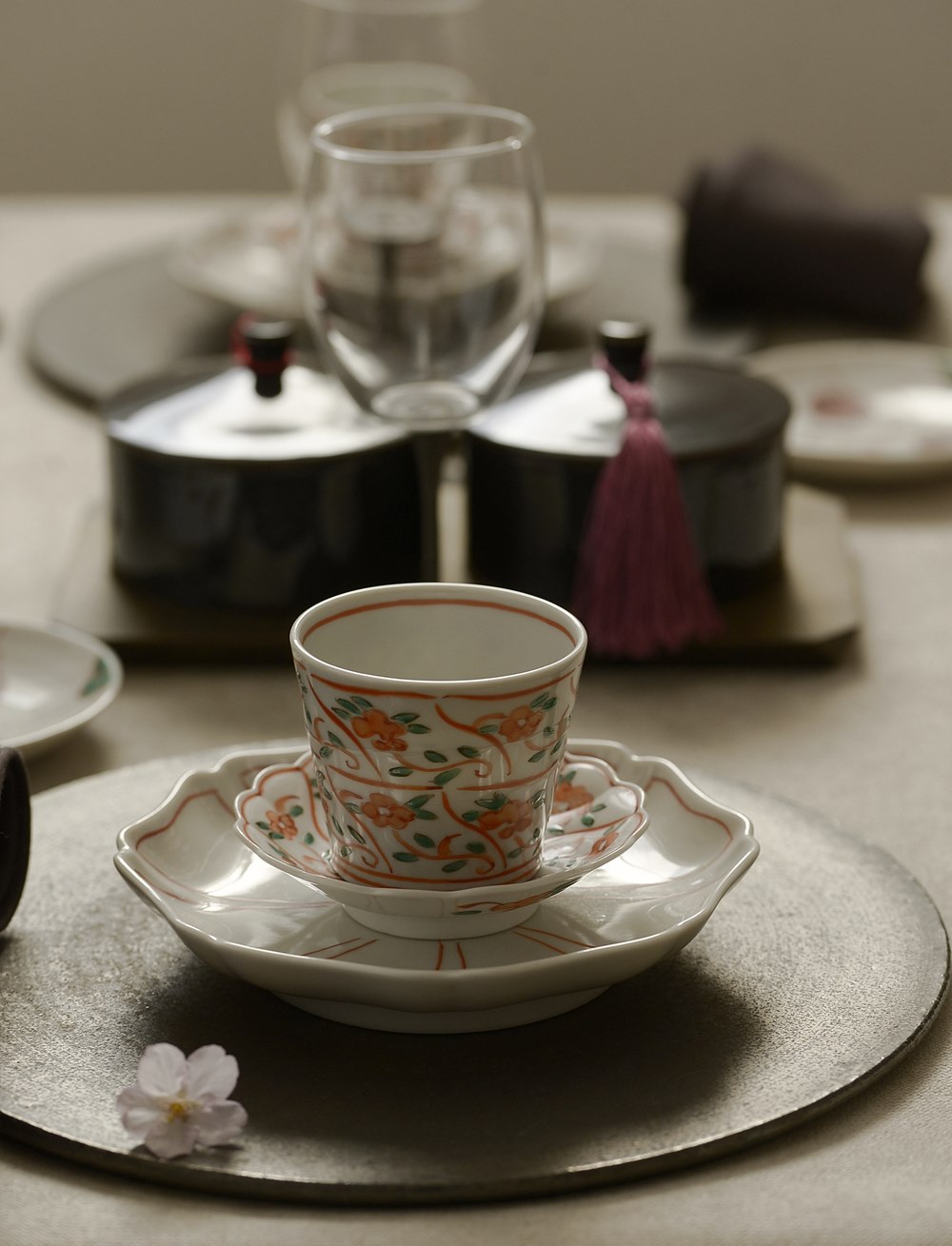 瑛生の器（九谷美陶園）｜瑛生の器 九谷美陶園 赤絵花文様五寸輪花皿