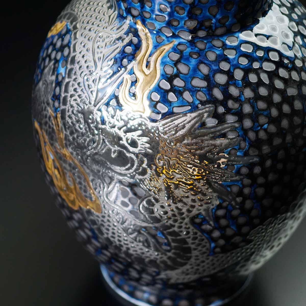 有田焼】飾壺 天目金彩・白金彩龍図 - JTOPIA