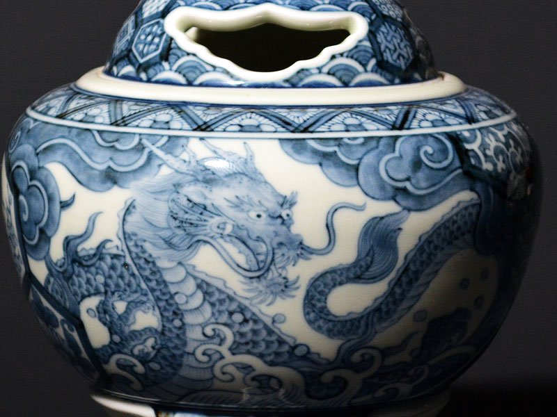献上手古伊万里焼】大香炉 染付破邪獅子龍