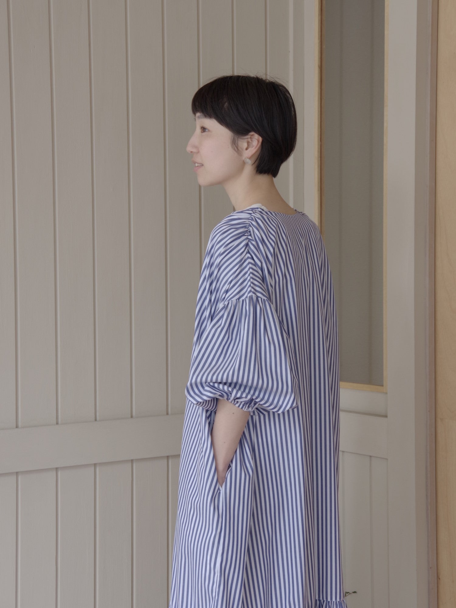 ナチュラルタイプライターVネックギャザーワンピース | UNIVERSAL