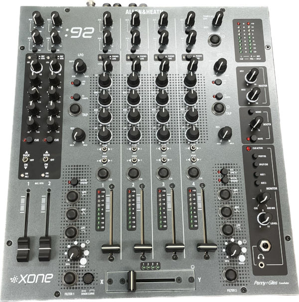 中古美品の世界中で大人気の4チャンネルアナログミキサーXONE:92Lのご