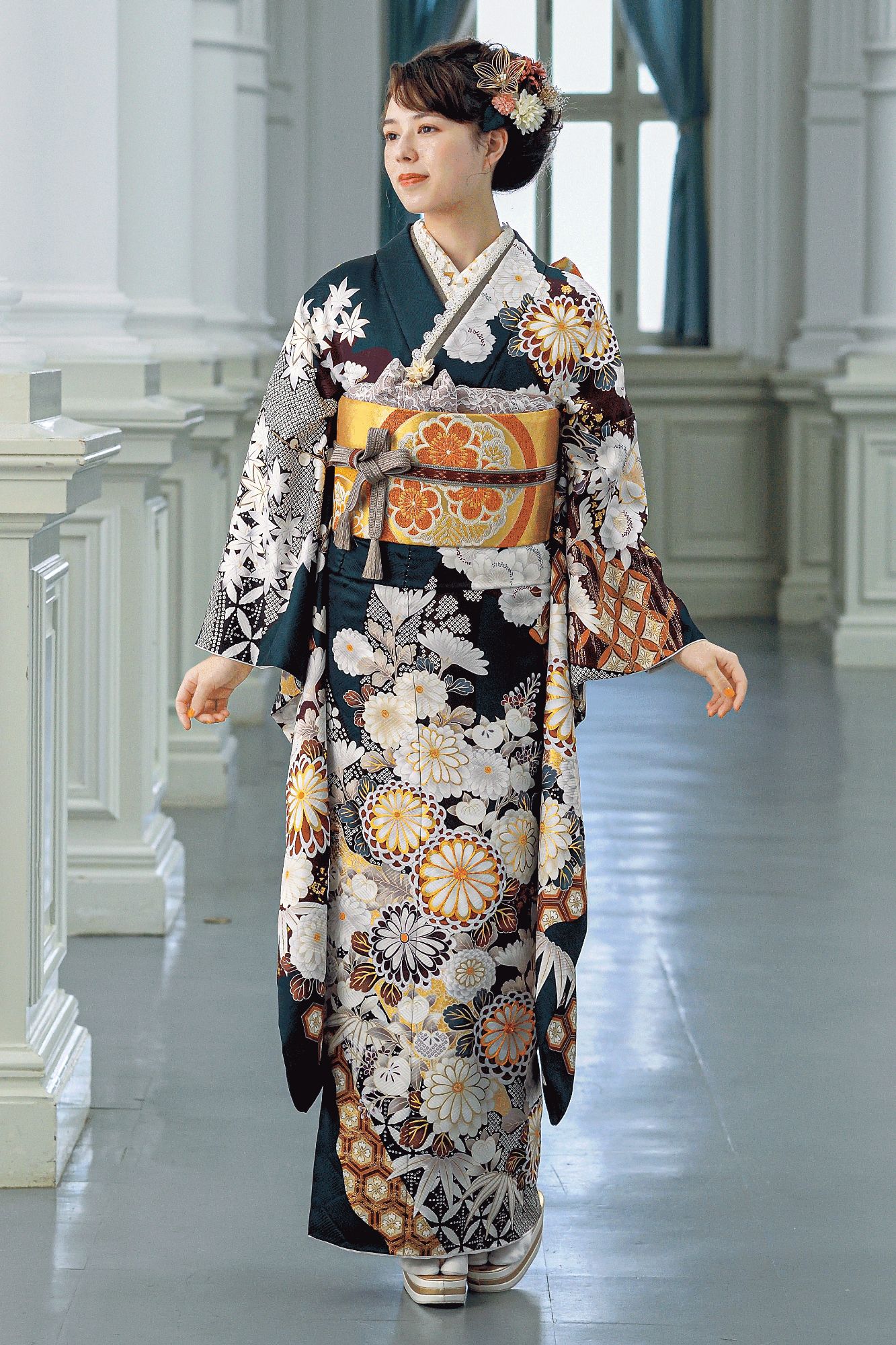 鉄紺に金彩と白花柄がすっきりと美しい古典振袖｜格式高い成人式スタイル