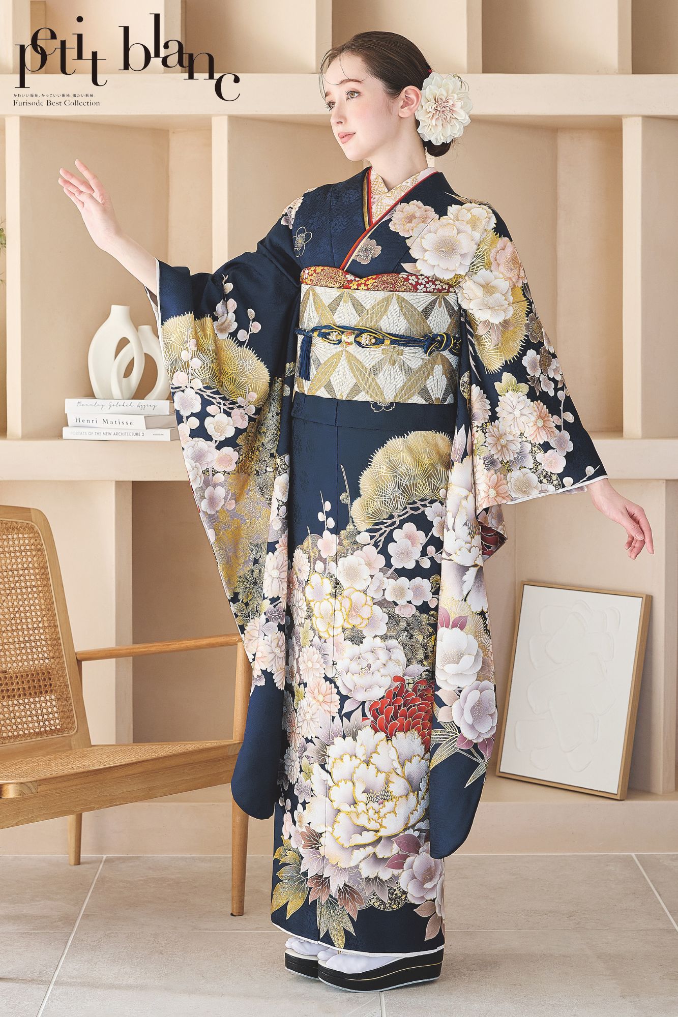 紺×金×白の上品配色が魅力の古典振袖｜紺色に大白花と金松柄の成人式