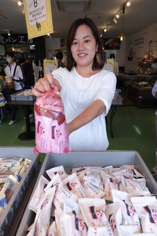 パン、洋菓子、タオル、カーテンの端切れ 注目の「詰め放題サービス