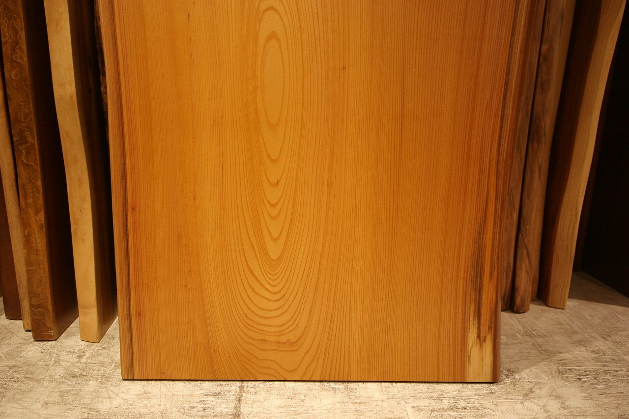 天然木 東京 新宿 東五軒町展示 モンキーポット材 一枚板 テーブル用天