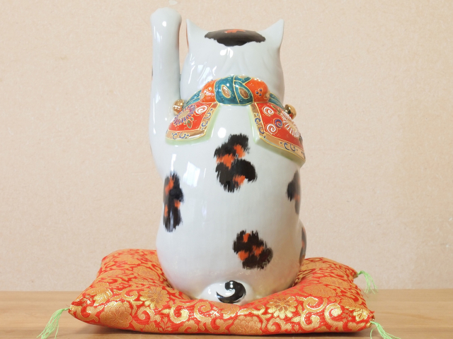 九谷焼陶幸マルヨネ】 10号親子招き猫 三毛 幅18×奥18×高30.5cm 布団別