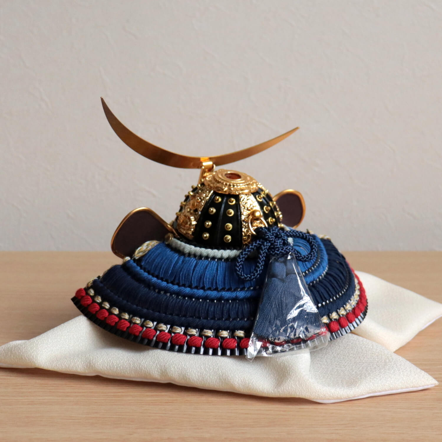 五月人形 ケース飾り 兜 選べる2種類 (弓太刀/矢、菖蒲) 月-tsuki