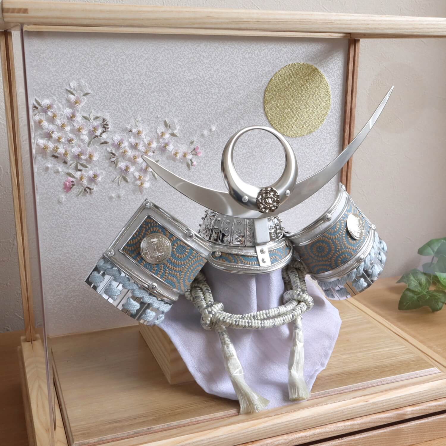 五月人形 ケース飾り 兜 選べる2種類 ☆ アクリルケース 本刺繍「月に