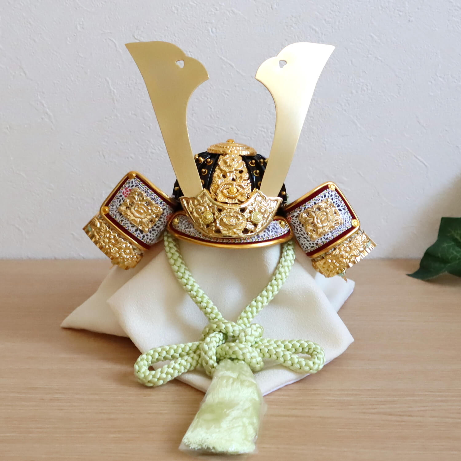 選べる2種類 伝統工芸士 誠山作 淡萌黄/淡黒水 兜 国産桐箱収納飾り 京