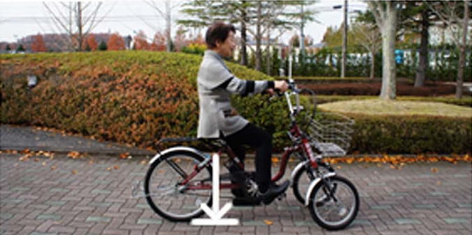 株式会社宮城化成｜パラレルリンク機構をもった前2輪の三輪自転車