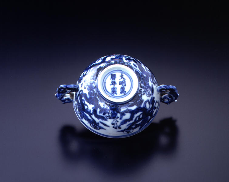 青花龍文耳杯（万暦在銘） - MIHO MUSEUM