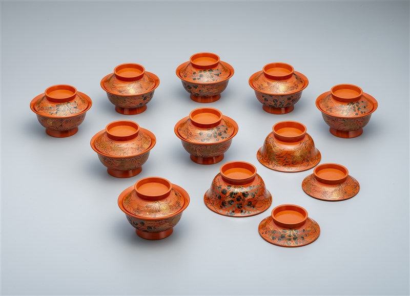 根来写秋草漆絵蒔絵椿椀 佐野長寛作 - MIHO MUSEUM