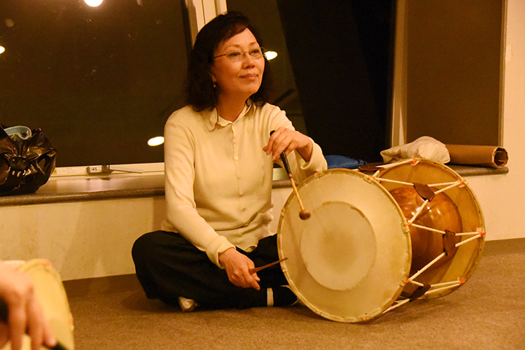 韓国太鼓 チャンゴ/チャング バチ、ケース付 韓国太鼓 チャンゴ