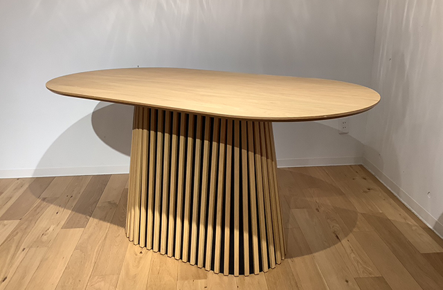 空間にやさしく馴染む、オーバル脚ダイニングテーブル | NOCEノーチェ