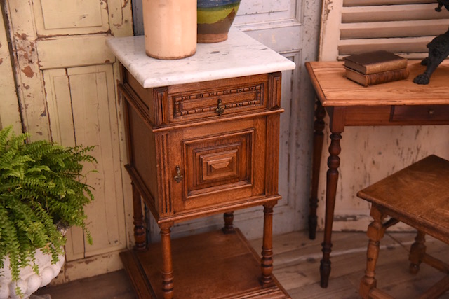 上品な大理石のベッドサイドテーブル