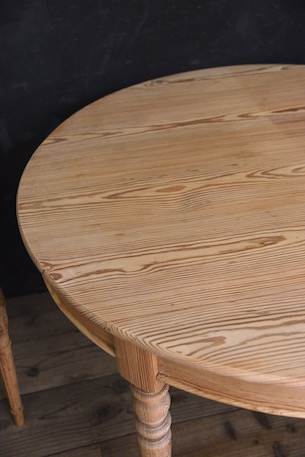 風合いある木製ラウンドダイニングテーブル