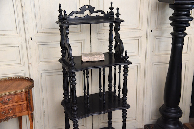 装飾が魅力的なミュージックシェルフ